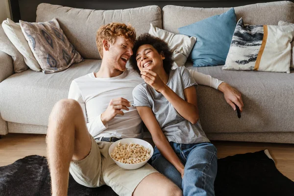 Jeune Beau Couple Interracial Heureux Regarder Cinéma Manger Pop Corn — Photo