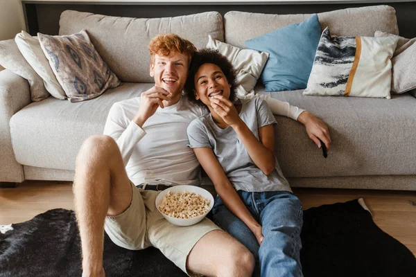 Jeune Beau Couple Interracial Heureux Regarder Cinéma Manger Pop Corn — Photo