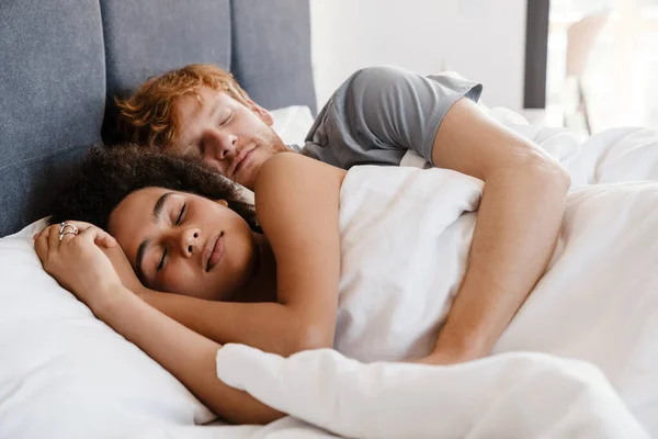 Tineri Multinaționale Cuplu Îmbrățișare Dormit Împreună Domiciliu — Fotografie, imagine de stoc