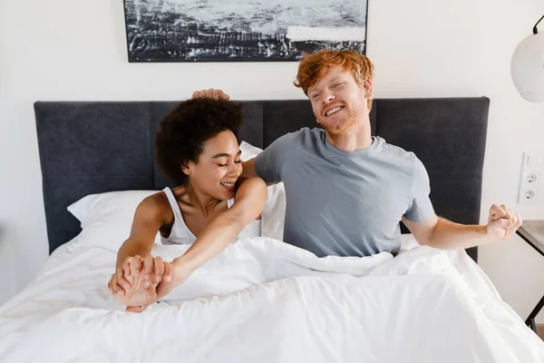 Genç Çok Uluslu Çift Evde Uyuduktan Sonra Gülümsüyor Geriniyorlar — Stok fotoğraf