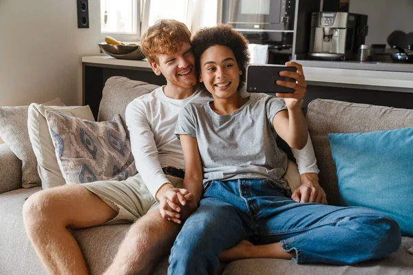 Jeune Couple Multinational Joyeux Prenant Selfie Photo Sur Téléphone Portable — Photo