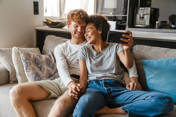 Jeune Couple Multinational Joyeux Prenant Selfie Photo Sur Téléphone Portable — Photo