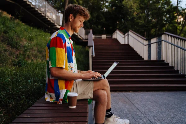 Mladý Hezký Klidný Zrzka Muž Pracující Notebookem Zatímco Sedí Kávou — Stock fotografie