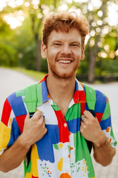Молодой Красивый Улыбающийся Счастливый Мужчина Красочной Рубашке Рюкзаком Смотрящий Камеру — стоковое фото