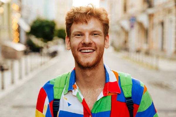 Portret Młodego Przystojnego Uśmiechniętego Rudego Mężczyzny Kolorowych Koszulkach Patrzącego Kamerę — Zdjęcie stockowe