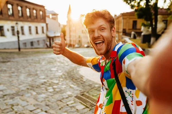 Selfie Joven Guapo Pelirrojo Sonriente Mostrando Gesto Pulgar Mientras Está — Foto de Stock