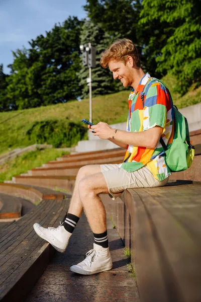Jovem Bonito Elegante Sorrindo Homem Com Telefone Sentado Tribuno Livre — Fotografia de Stock