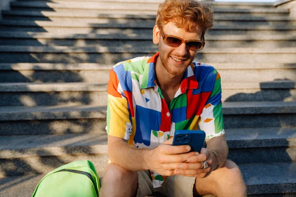 Portrét Mladého Pohledného Stylového Usmívajícího Muže Pestrobarevné Košili Slunečních Brýlích — Stock fotografie