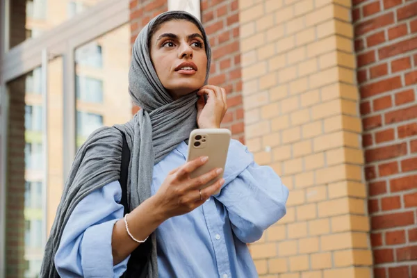Wanita Muslim Paruh Baya Yang Sedang Hamil Mengenakan Jilbab Menggunakan — Stok Foto