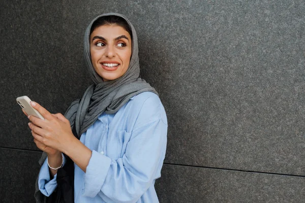 Mujer Musulmana Mediana Edad Que Usa Hijab Usando Teléfono Inteligente — Foto de Stock