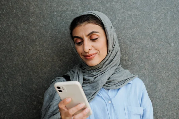 Мусульманська Жінка Середнього Віку Хіджабі Використовує Смартфон Стоячи Відкритому Повітрі — стокове фото