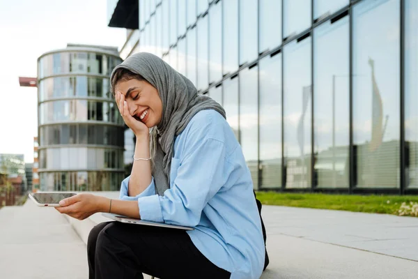 Sonriendo Mujer Musulmana Mediana Edad Usando Hijab Sosteniendo Teléfono Móvil —  Fotos de Stock