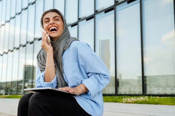 Mulher Muçulmana Meia Idade Alegre Vestindo Hijab Falando Celular Enquanto — Fotografia de Stock