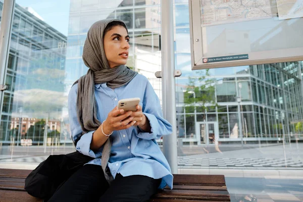 Junge Muslimin Trägt Kopftuch Mit Handy Während Sie Draußen Bushaltestelle — Stockfoto