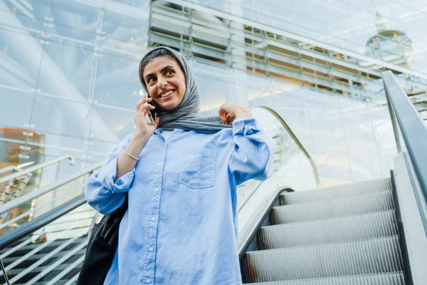 Jeune Femme Musulmane Portant Foulard Aide Téléphone Portable Tout Tenant — Photo