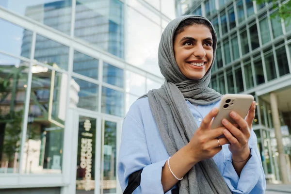 Jovem Mulher Negócios Muçulmana Usando Lenço Cabeça Sorrindo Usando Celular — Fotografia de Stock