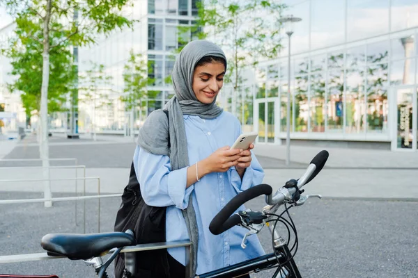 Jovem Mulher Negócios Muçulmana Usando Lenço Cabeça Usando Celular Enquanto — Fotografia de Stock