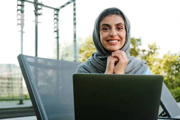 Mujer Musulmana Joven Con Pañuelo Cabeza Usando Ordenador Portátil Mientras —  Fotos de Stock