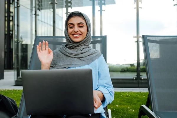 Mujer Musulmana Joven Con Pañuelo Cabeza Usando Ordenador Portátil Mientras —  Fotos de Stock