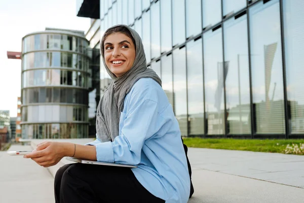 Jovem Mulher Muçulmana Usando Lenço Cabeça Usando Laptop Celular Enquanto — Fotografia de Stock