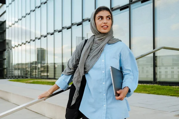 Jonge Moslim Vrouw Dragen Hoofddoek Glimlachen Tijdens Het Lopen Met — Stockfoto