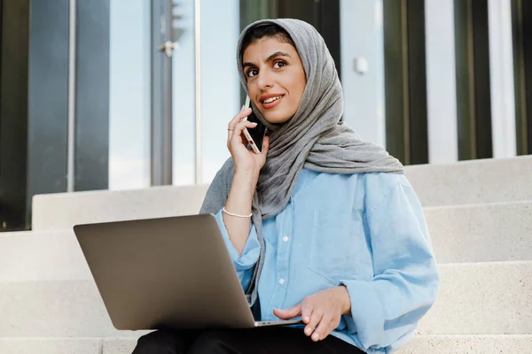 Mujer Musulmana Joven Con Pañuelo Cabeza Usando Teléfono Celular Portátil —  Fotos de Stock
