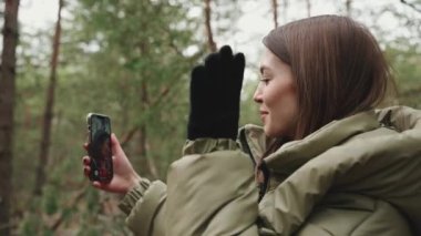 Ormanda telefonla konuşan çok uluslu komik turist arkadaşları.