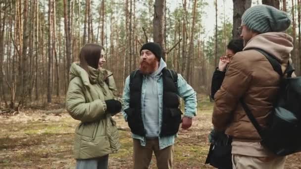 Glückliche Multinationale Touristenfreunde Unterhalten Sich Wald — Stockvideo
