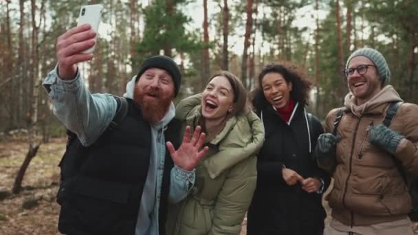 Fröhliche Multinationale Touristenfreunde Unterhalten Sich Videotelefon Wald — Stockvideo
