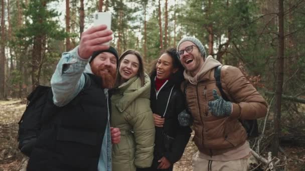 Lächelnde Multinationale Touristenfreunde Die Wald Selfies Telefon Machen — Stockvideo