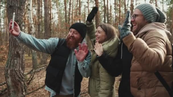 Χαμογελώντας Πολυεθνικές Τουριστικούς Φίλους Μιλάμε Βιντεοκλήση Στο Κινητό Στο Δάσος — Αρχείο Βίντεο