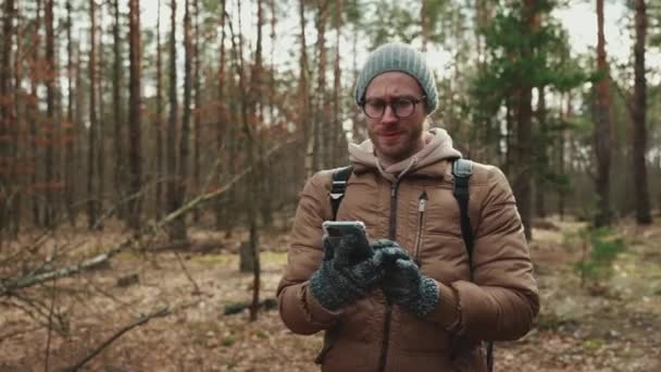 Seriöser Tourist Mit Hut Sucht Den Weg Auf Der Landkarte — Stockvideo