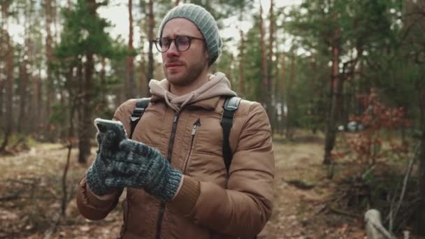 Konzentrierter Touristenmann Mit Hut Sucht Den Weg Auf Der Landkarte — Stockvideo