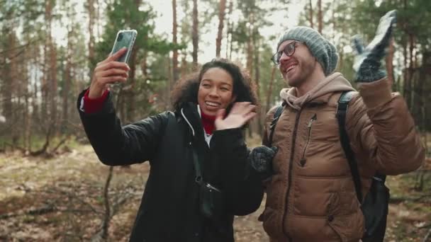Lächelndes Multinationales Touristenpaar Telefoniert Videotelefon Wald — Stockvideo