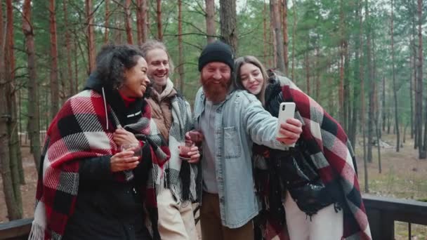 Lächelnde Multinationale Freunde Machen Selfie Und Schauen Auf Ihr Handy — Stockvideo