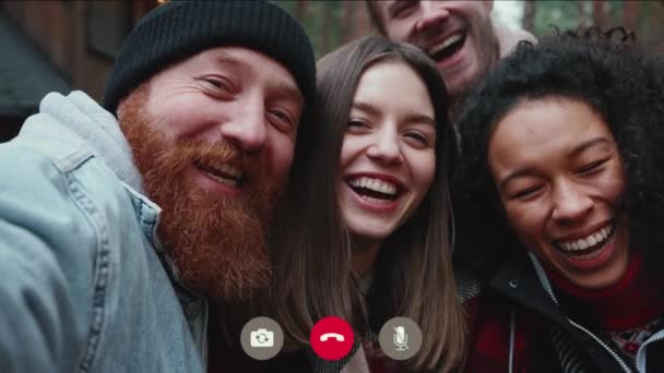 Amici Multinazionali Sorridenti Parlano Videochiamata Telefono Nella Foresta — Video Stock