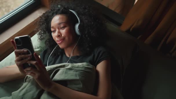 Забавная Африканская Женщина Слушает Музыку Пишет Смс Телефону Модульном Доме — стоковое видео