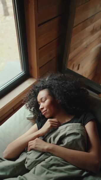 Positiv Afrikansk Kvinna Somnar Och Tittar Genom Fönstret Ett Modulhus — Stockvideo