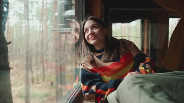 Gülümseyen Esmer Kadın Ormandaki Modüler Bir Evin Penceresinden Dışarı Bakıyor — Stok video