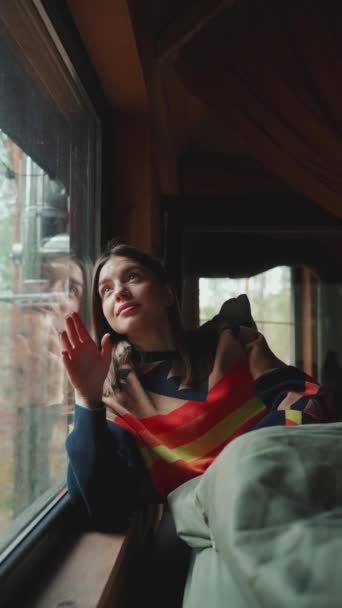Positiv Brunett Kvinna Tittar Genom Fönstret Ett Modulärt Hus Skogen — Stockvideo