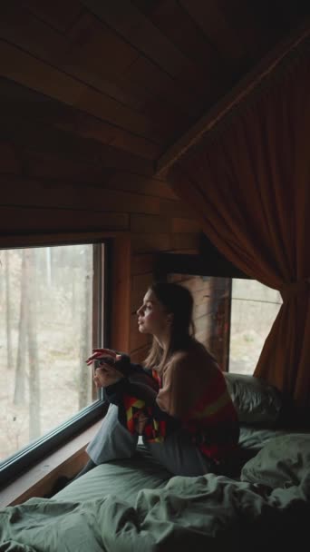 Femme Brune Pensive Buvant Thé Regardant Par Fenêtre Dans Une — Video