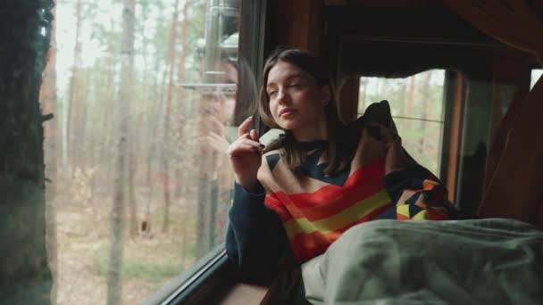 Dalgın Esmer Kadın Uyuya Kaldı Ormanda Modüler Bir Evin Penceresinden — Stok video
