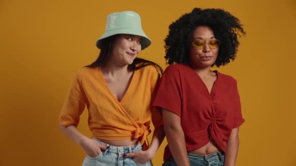 Çok Uluslu Güzel Kadınlar Birbirlerini Itiyor Sarı Stüdyonun Yan Tarafını — Stok video