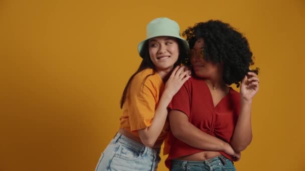 Hymyilevät Monikansalliset Naiset Etsivät Osoittavat Keltaista Studiota — kuvapankkivideo
