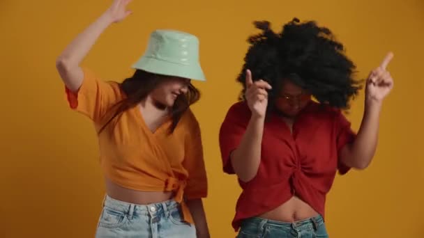 Mujeres Bastante Multinacionales Bailando Estudio Amarillo — Vídeos de Stock