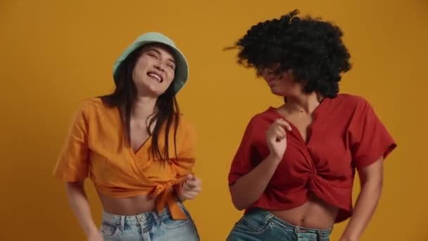 Mosolygó Multinacionális Nők Táncolnak Sárga Stúdióban — Stock videók