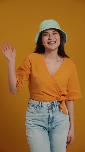 Joyeux Asiatique Femme Portant Chapeau Panama Agitant Main Caméra Dans — Video