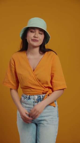 Nudí Asijské Žena Nosí Panama Klobouk Při Pohledu Kolem Kameru — Stock video