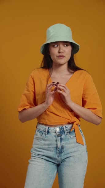 Femme Asiatique Ennuyée Portant Chapeau Panama Penser Regarder Caméra Dans — Video