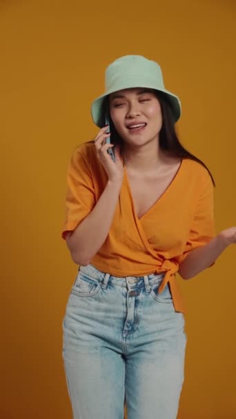 Sorrindo Mulher Asiática Vestindo Chapéu Panama Falando Telefone Estúdio Amarelo — Vídeo de Stock